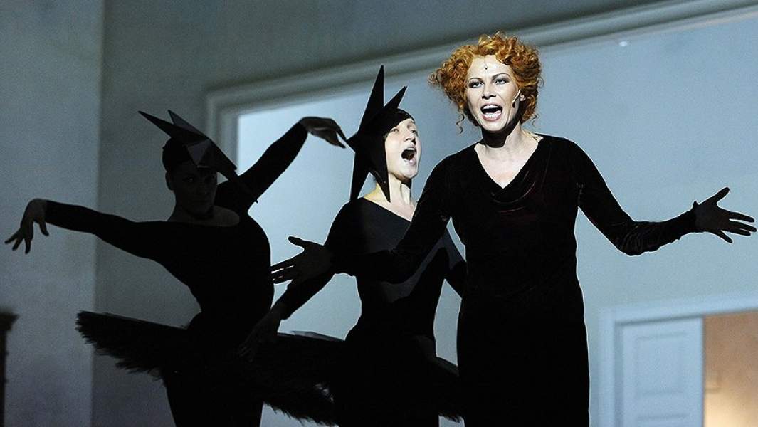 Лика Рулла в сцене из спектакля «Зойкина квартира»