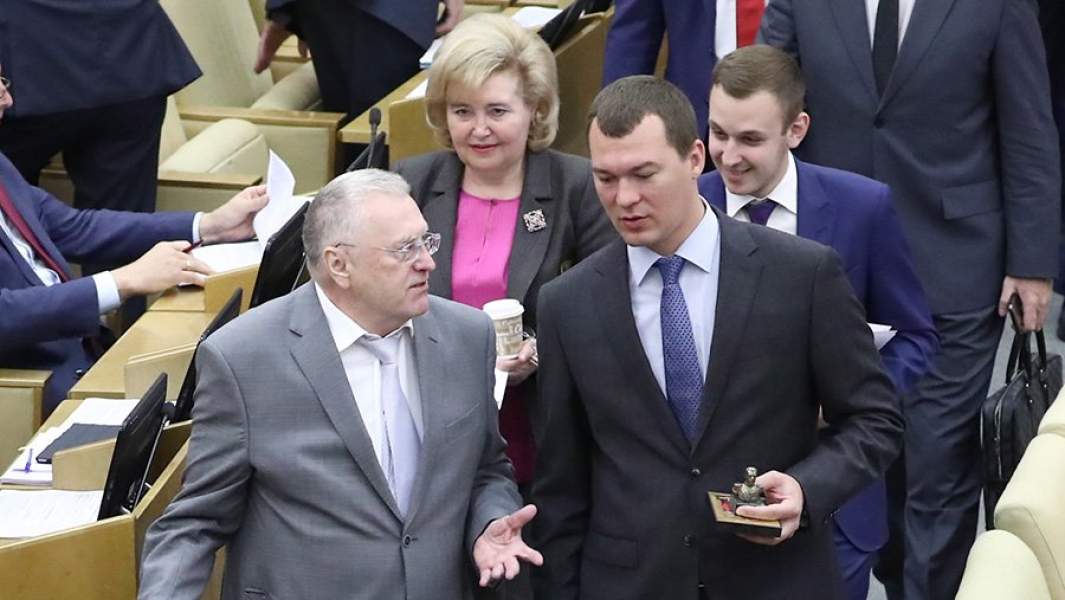 Лидер ЛДПР  Владимир Жириновский и председатель комитета Госдумы РФМихаил Дегтярев (слева направо) во время пленарного заседания Госдумы РФ