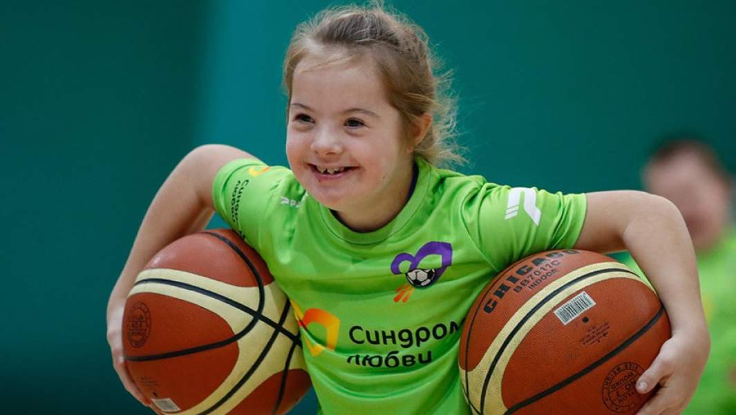 Девочка с мячиками