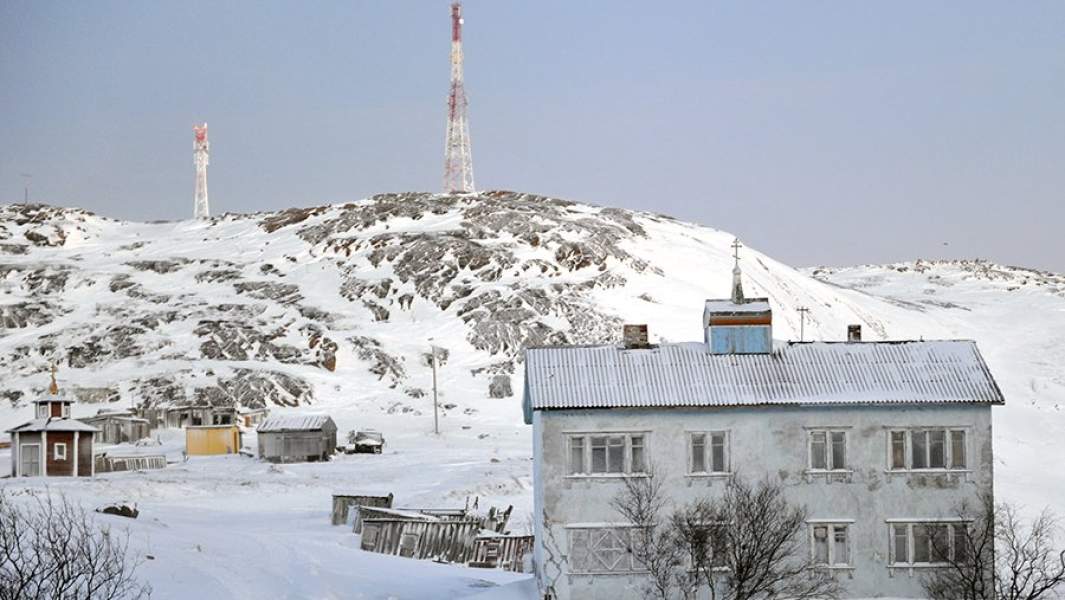 Вид на здание и вышки мобильной сотовой связи в селе