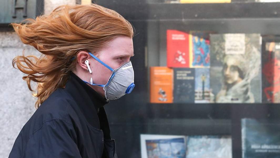 Девушка у витрины книжного магазина