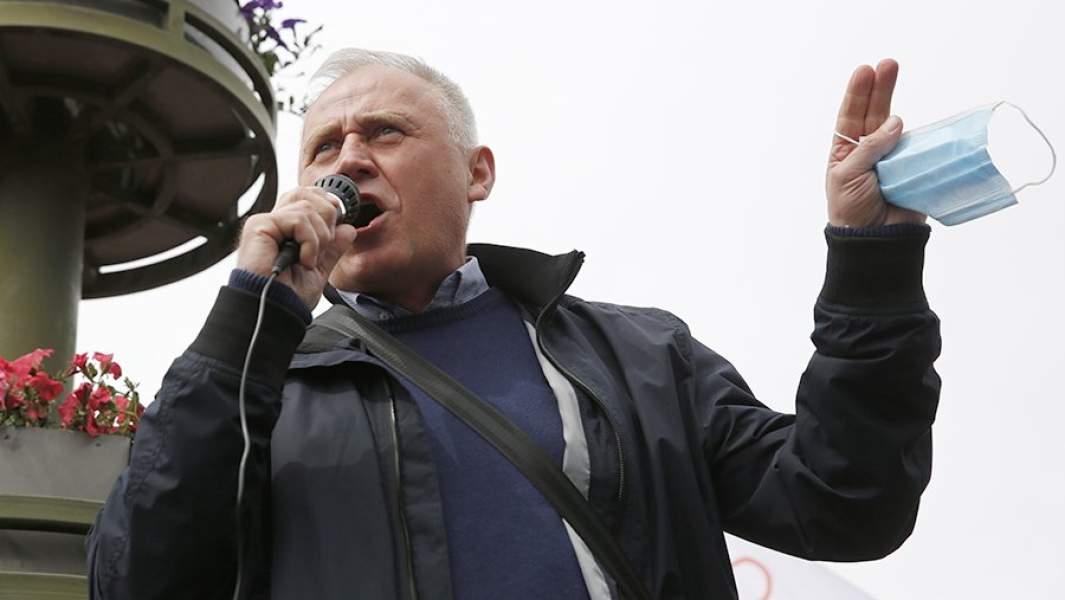 Николай Статкевич на пикете на площади у Комаровского рынка в Минске в поддержку кандидатов на пост президента Белоруссии