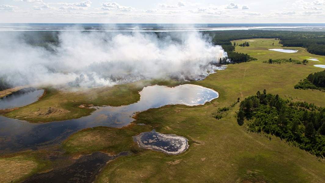 Вид с вертолета Якутской базы авиационной охраны лесов (Авиалесоохраны) на лесной пожар в Намском Улусе