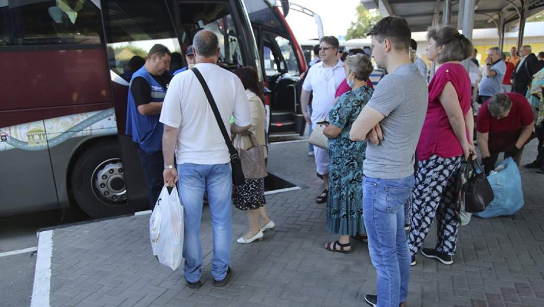 Жители Донецка на автобусной остановке перед голосованием по поправкам в Конституцию РФ