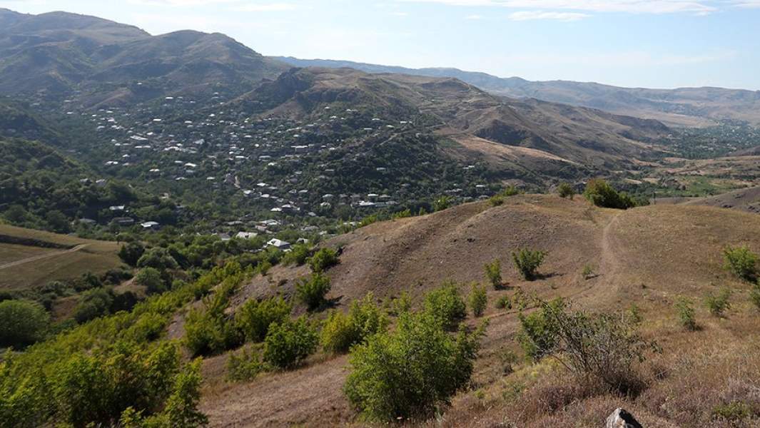 Вид на армянскую деревню Мовсес, которая находится на границе с Азербайджаном