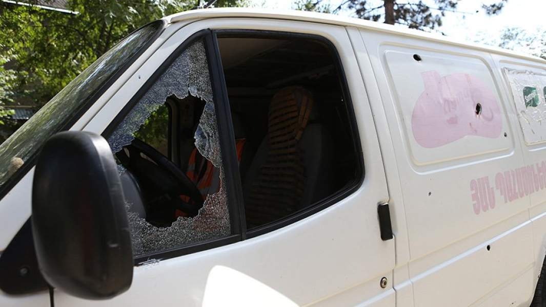 Армения. Тавушская область. Автомобиль после обстрела деревни Айгепар на армяно-азербайджанской границе