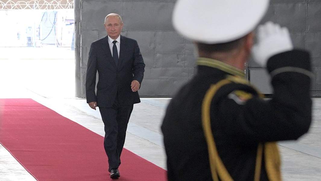 Президент РФ Владимир Путин на церемонии закладки боевых кораблей для Военно-морского флота РФ на судостроительном заводе «Залив» в Керчи