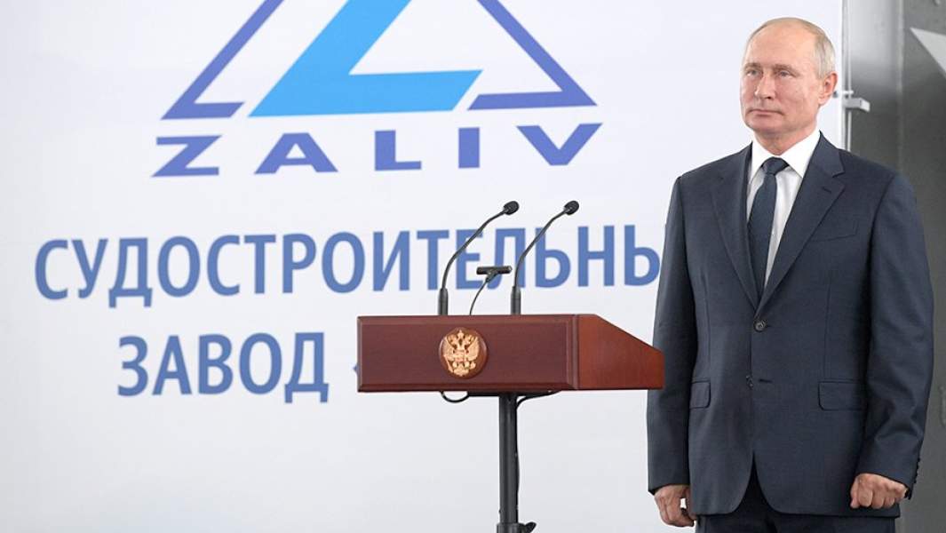Президент РФ Владимир Путин на церемонии закладки боевых кораблей для Военно-морского флота РФ на судостроительном заводе «Залив» в Керчи