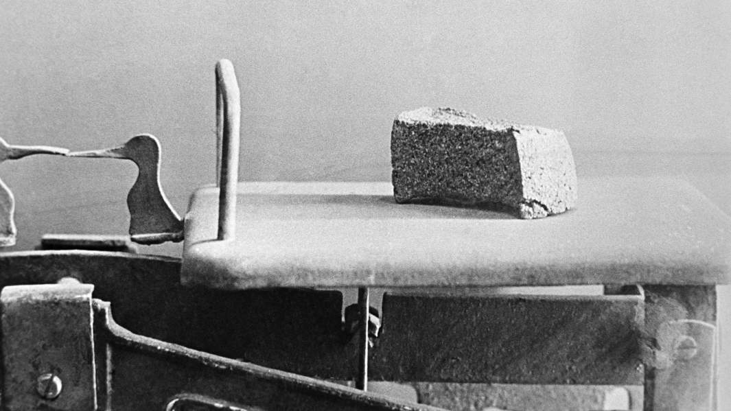 Хлеб на весах во время блокады города в ходе Великой Отечественной войны