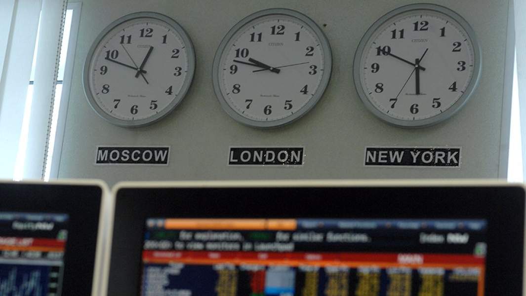 В брокерской компании