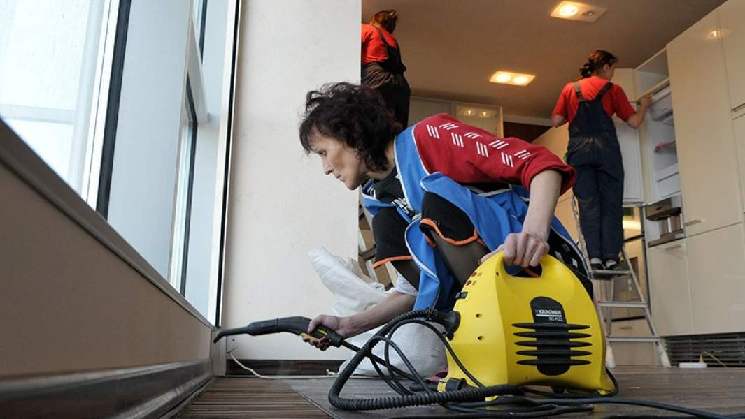  Сотрудница одной из клининговых компаний во время уборки квартиры