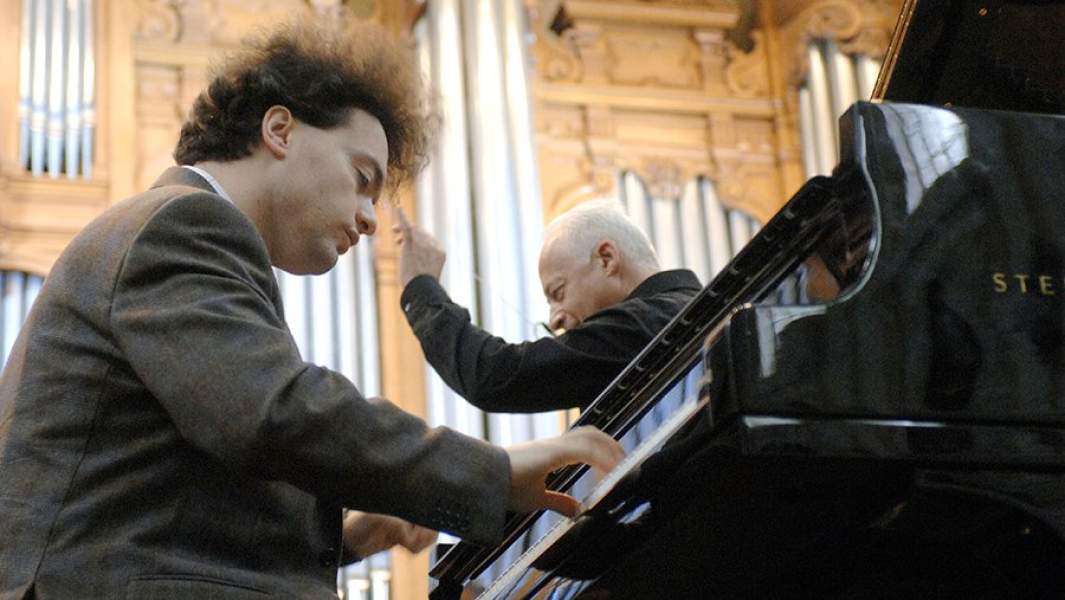 Пианист Евгений Кисин и дирижер Владимир Спиваков во время репетиции с оркестром «Виртуозы Москвы» перед совместным концертом в Большом зале консерватории. 2009 год