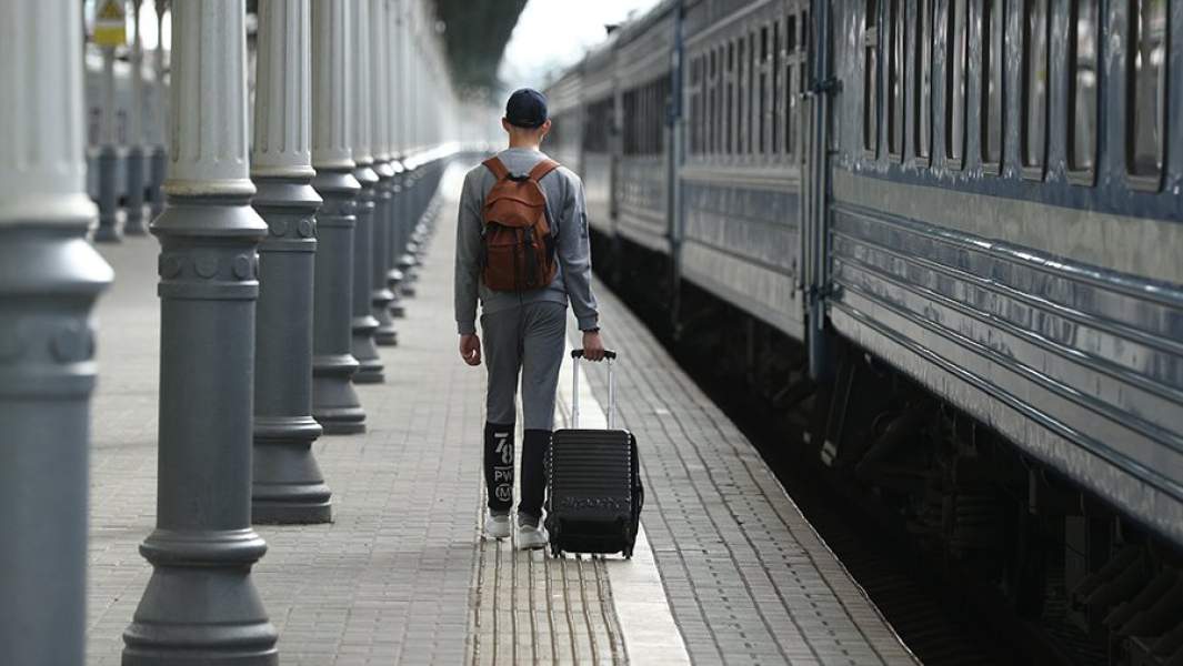 Человек с чемоданом на перроне 