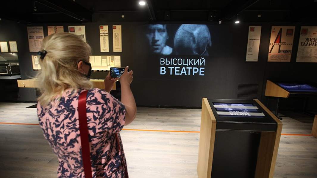 Посетители в доме-музее Высоцкого 