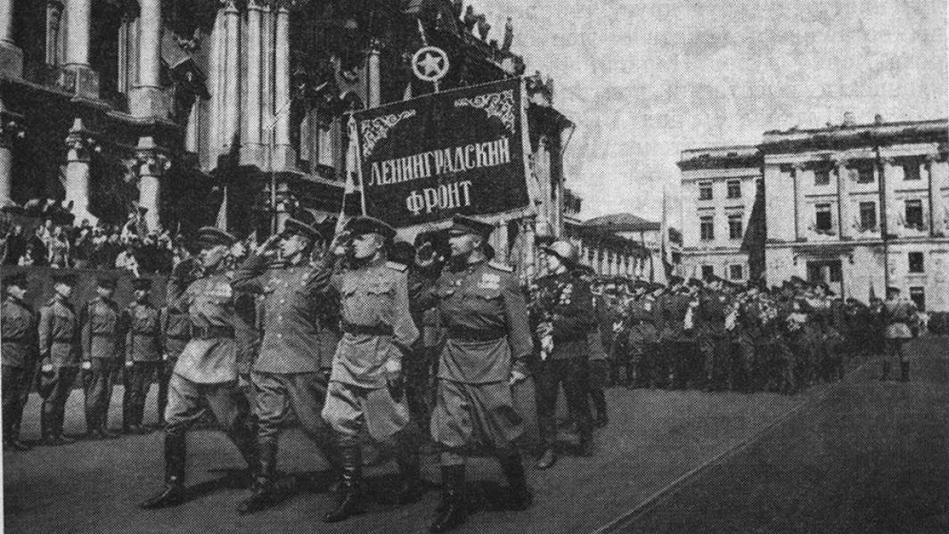 «Вокруг — море людей с цветами, подарками»