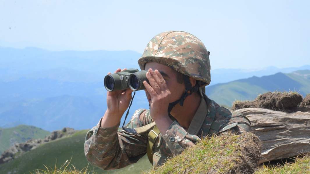 Армянский военный в зоне конфликта