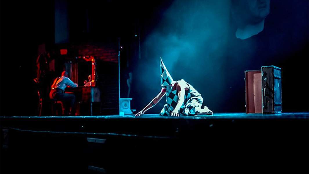 Сцена из спектакля «Глазами клоуна»