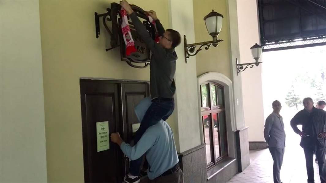 Актеры пытаются повесить знамя 