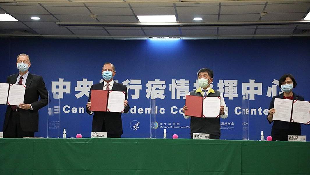 Министр здравоохранения США Алекс Азар и министр здравоохранения и социального обеспечения Тайваня Чен Ши-чжун