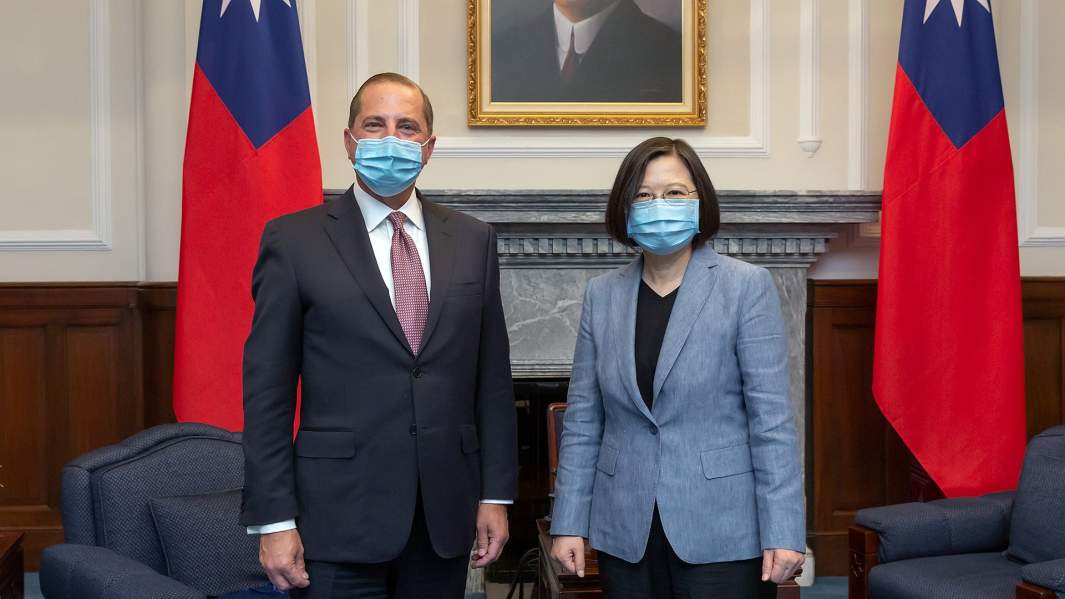 Министр здравоохранения США Алекс Азар и президент Тайваня Цай Инвэнь