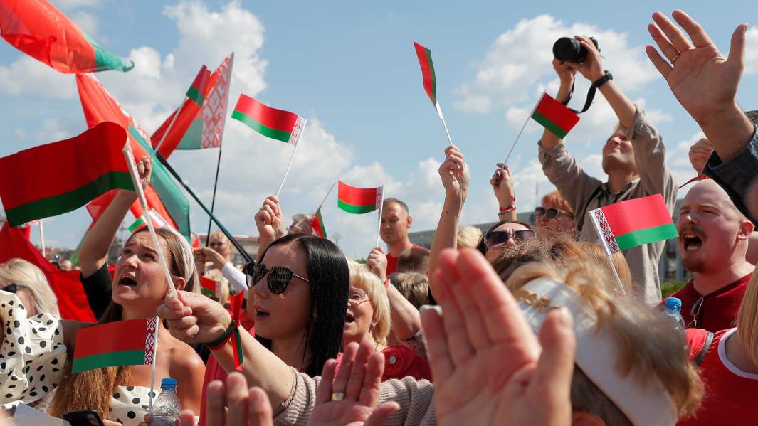 Сторонники президента белоруссии Лукашенко, на митинге в его поддержку 