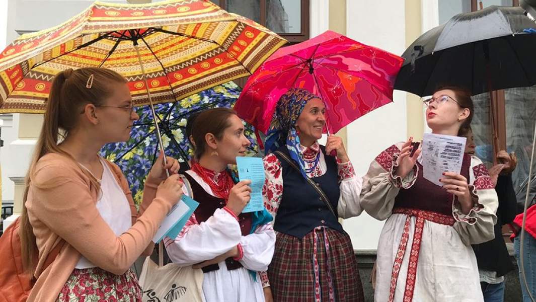 Девушки в народных костюмах возле театра Яки Купалы 