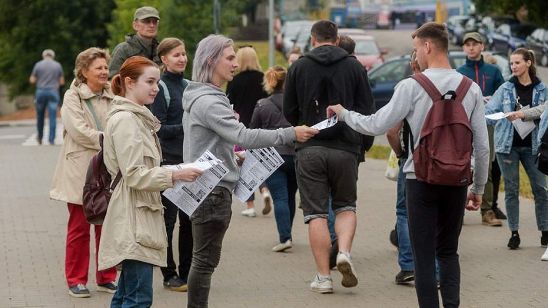 Рабочие раздают бюллетени для голосования на забастовке