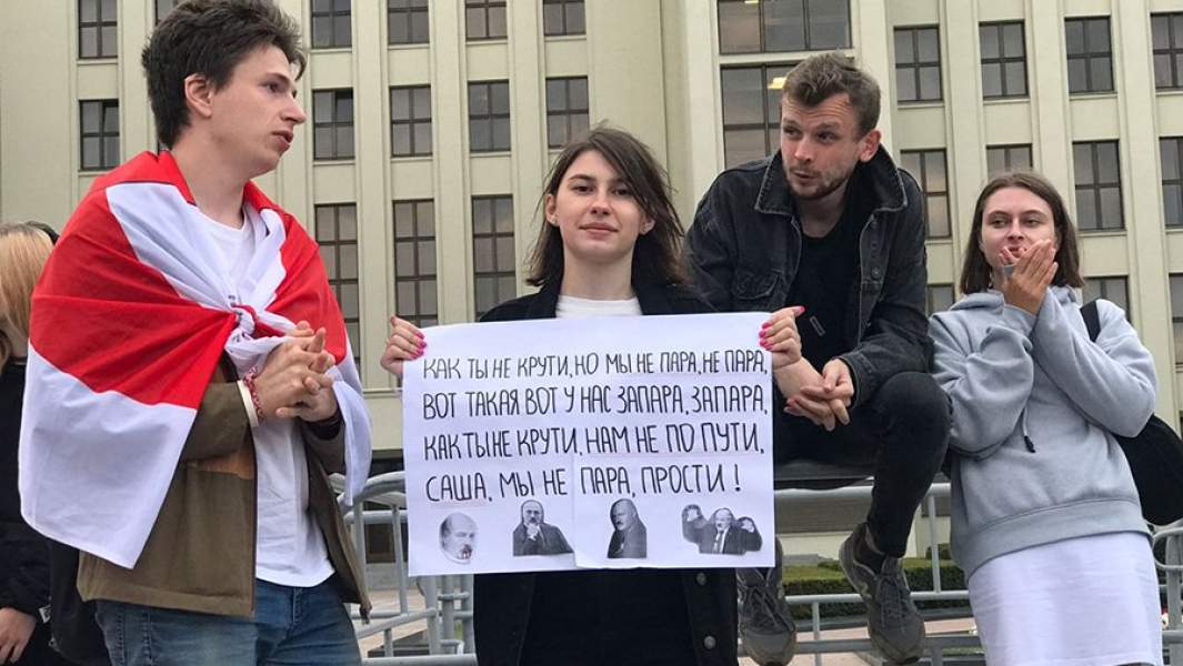 Митингующие на площади независимости 