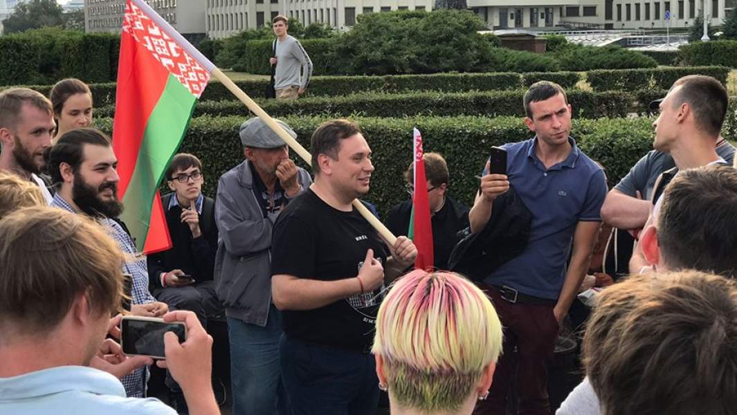 мужчина с флагом