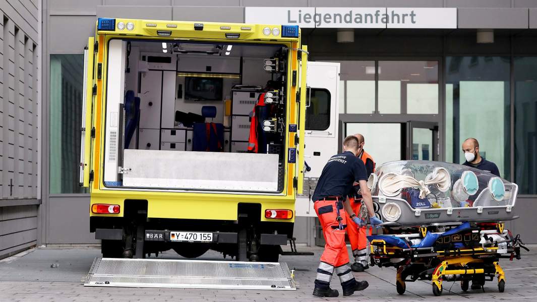 Находящегося в коме Алексея Навального транспортируют в госпиталь Charite