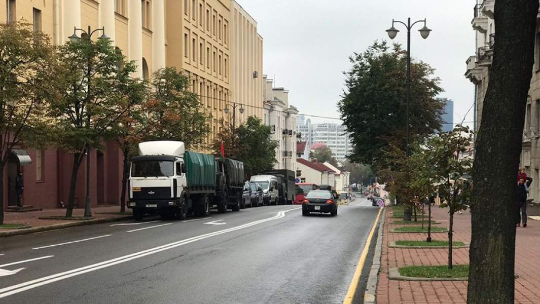 Автозаки в  переулке у площади Независимости