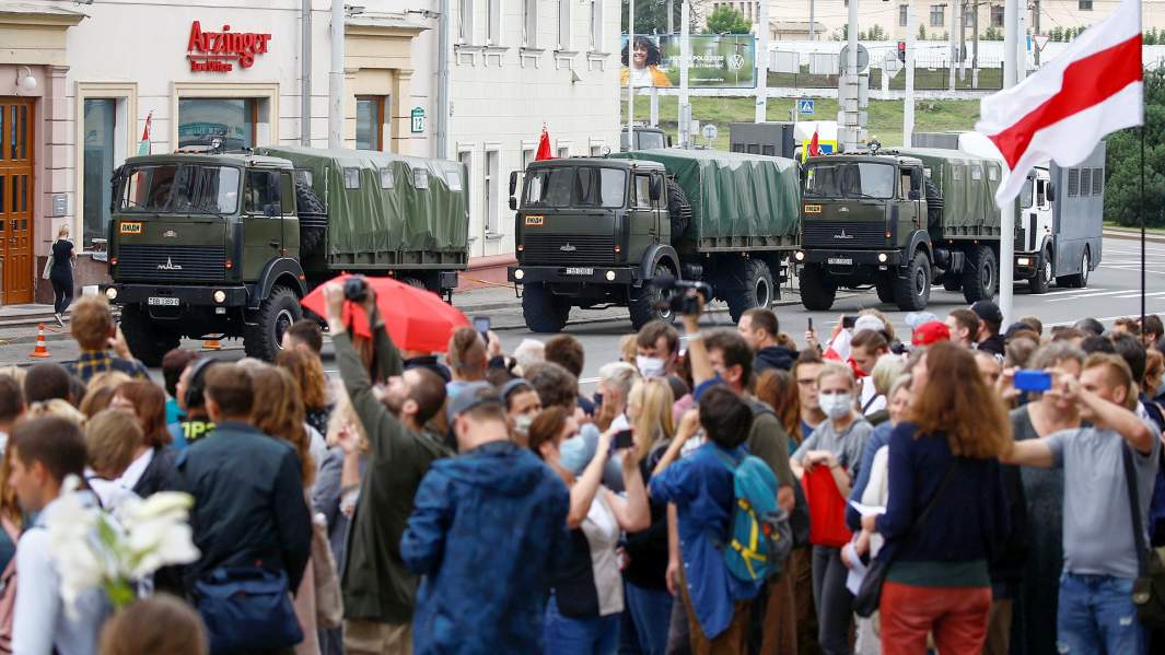 Машины правоохранительных органов на  митинге против результатов президентских выборов возле Министерства образования в Минске