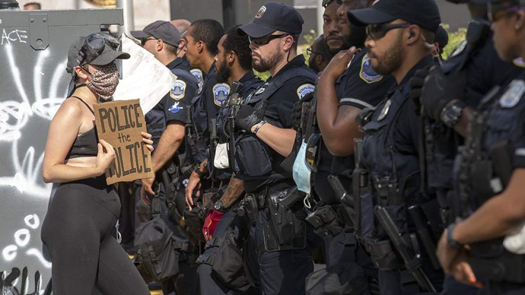 Бессмысленные и беспощадные: как бунты влияют на президентскую кампанию в США