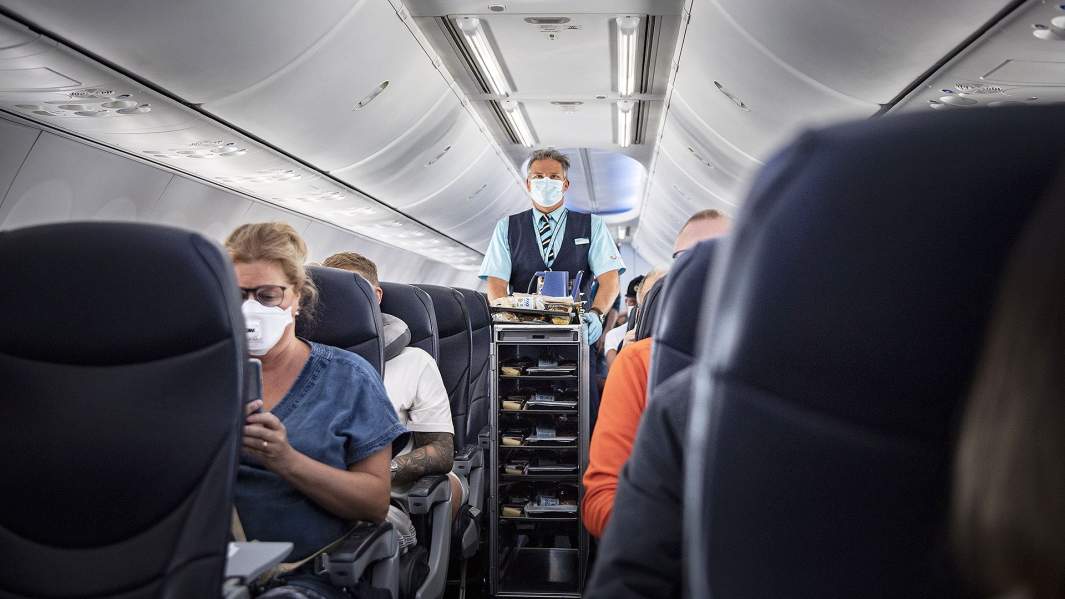 Бортпроводник разносит еду на борту рейса Стокгольм-Родос