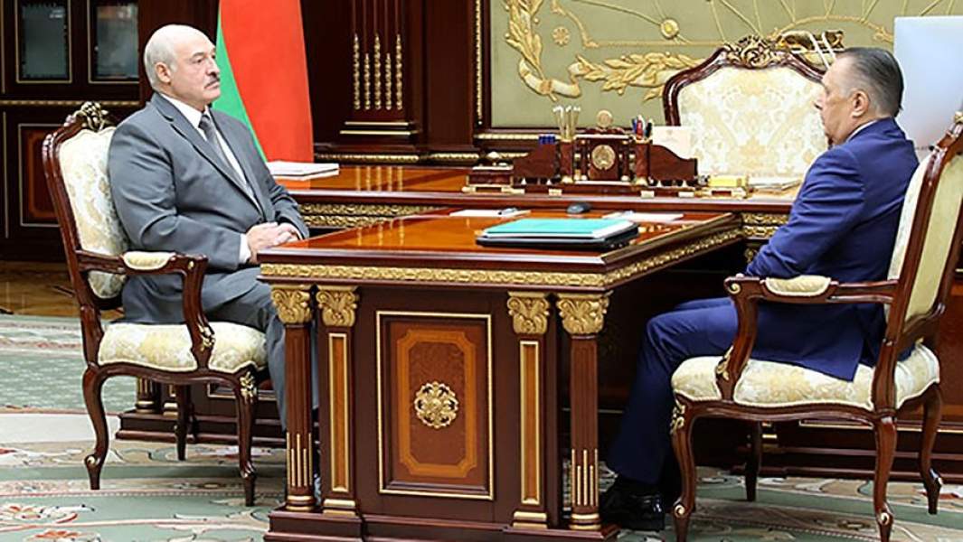 Президент Белоруссии Александр Лукашенко во время рабочей встречи с Председателем Верховного Суда Валентином Сукало