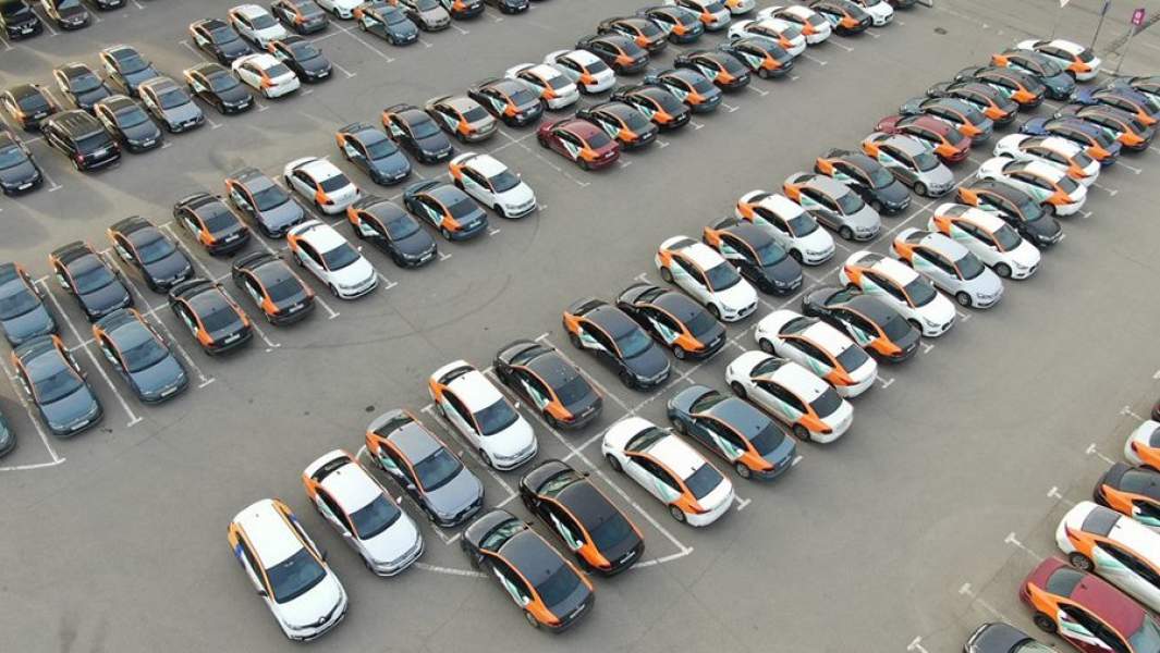 Автомобили каршеринга на стоянке торгового центра