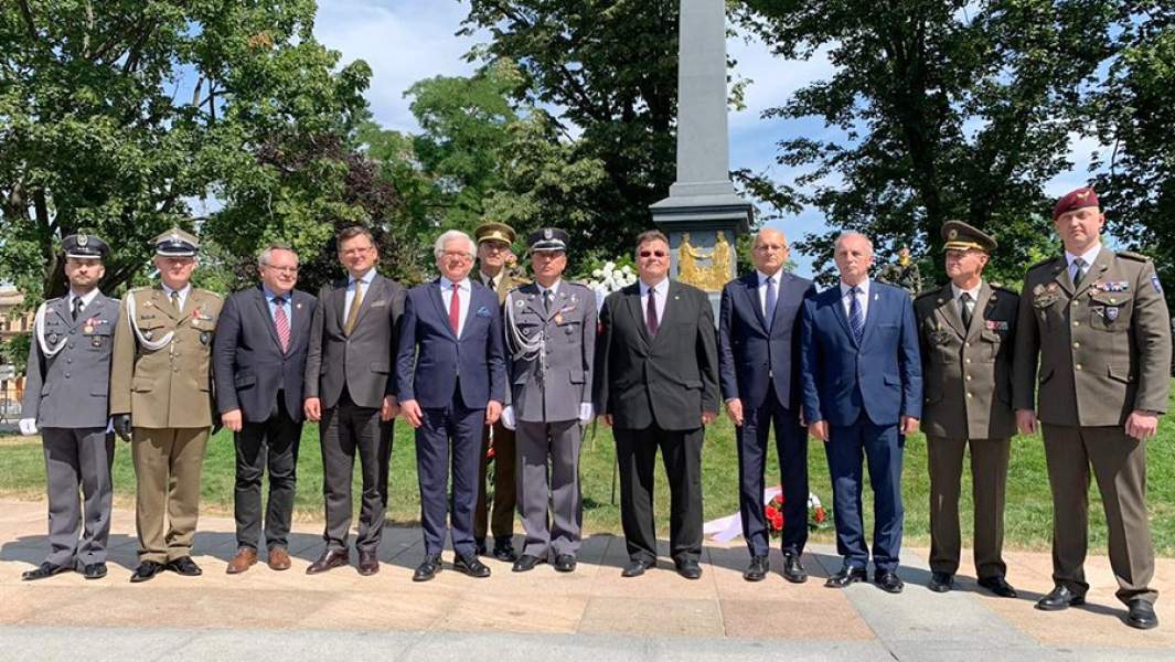 Министры иностранных дел Украины, Польши и Литвы Дмитрий Кулеба, Яцек Чапутович и Линас Линкявичюс на совместном фотографировании после пресс-конференции о создании «Люблинского треугольника». 28 июля 2020 года