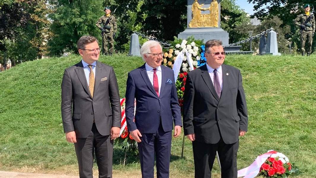 Министры иностранных дел Украины, Польши и Литвы Дмитрий Кулеба, Яцек Чапутович и Линас Линкявичюс на совместном фотографировании после пресс-конференции о создании «Люблинского треугольника». 28 июля 2020 года