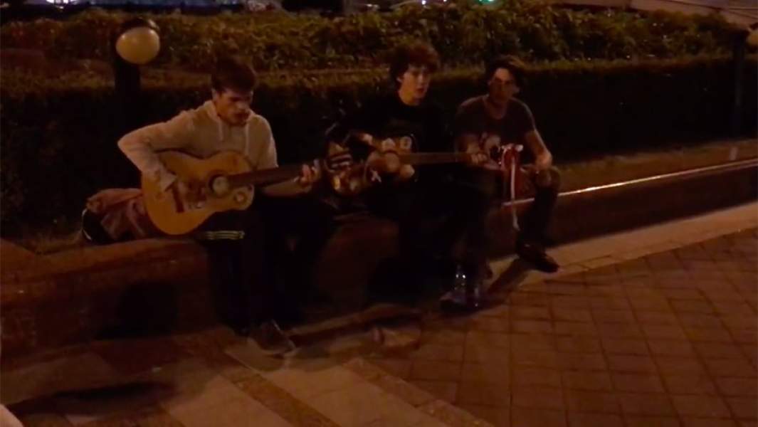 Протестующие с гитарой 