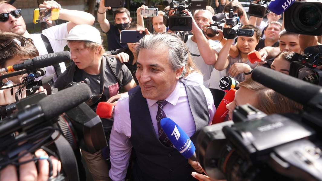 Адвокат Эльман Пашаев у Пресненского суда Москвы перед началом слушаний по делу о ДТП со смертельным исходом с участием актера Михаила Ефремова