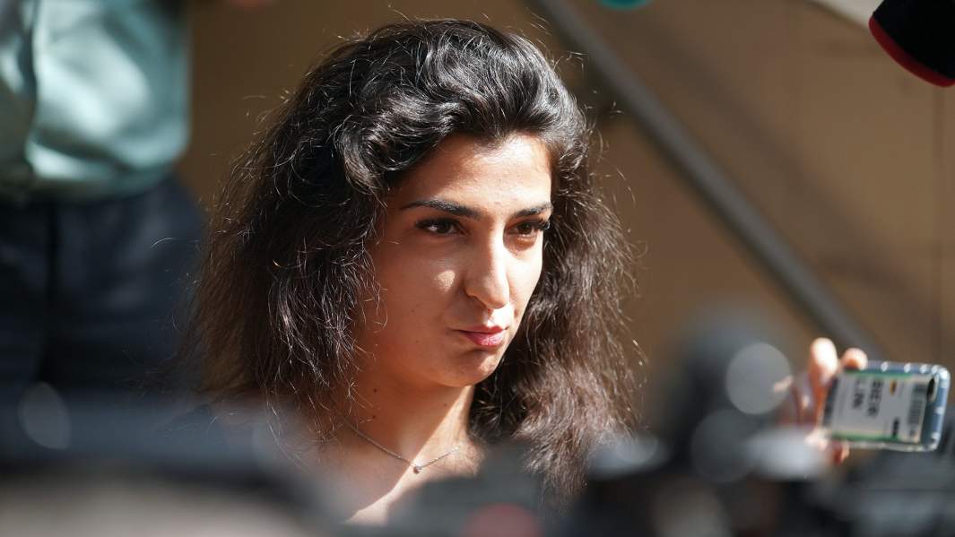 Свидетель по делу Михаила Ефремова Анна Ордян отвечает на вопросы журналистов у здания Пресненского суда города Москвы, где проходит заседание по делу о ДТП со смертельным исходом