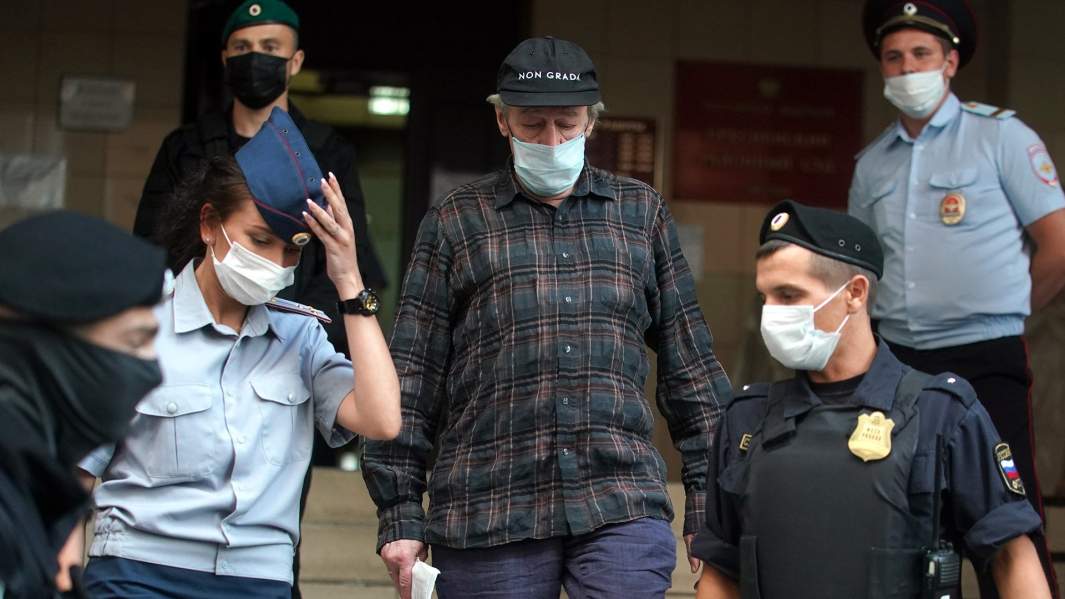 Актер Михаил Ефремов у здания Пресненского суда города Москвы после заседания по делу о ДТП со смертельным исходом