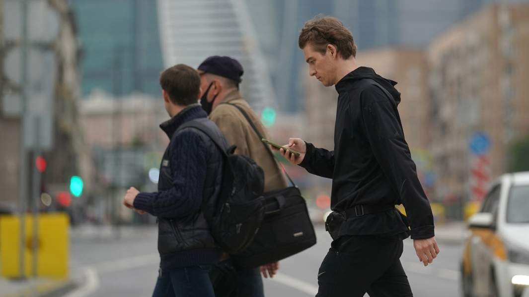 молодая мама с телефоном