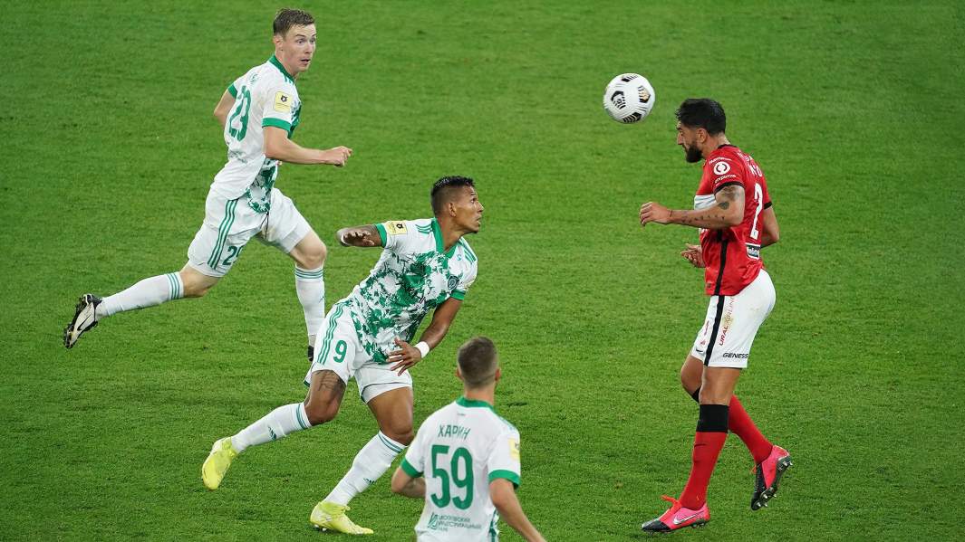 Самуэль Жиго против игроков «Ахамата»