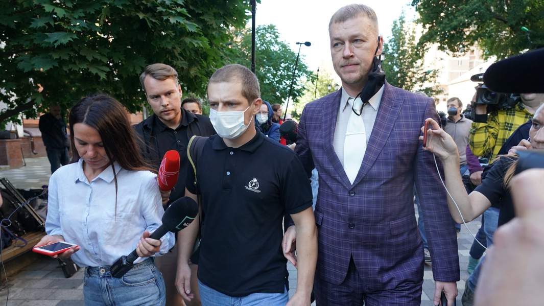 Сын погибшего Сергея Захарова Виталий у здания Пресненского суда  и адвокат Сергей Аверцев