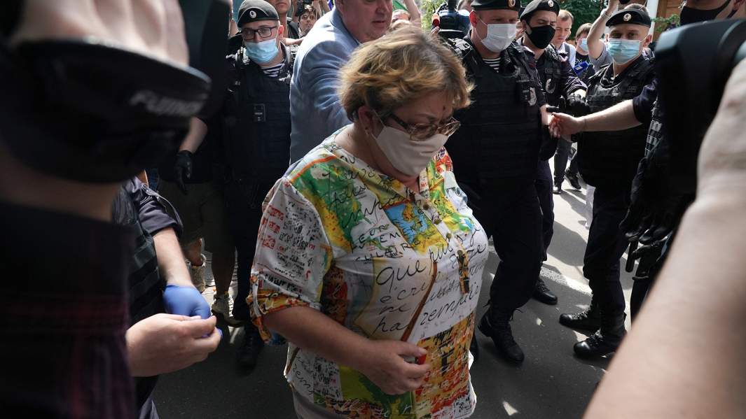 Гражданская жена погибшего Сергея Захарова Ирина Стерхова у здания Пресненского суда Москвы перед началом слушаний по делу о ДТП со смертельным исходом с участием актера Михаила Ефремова