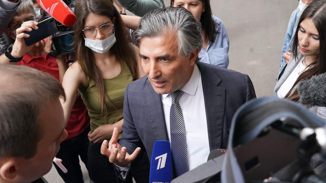 Адвокат Эльман Пашаев у Пресненского суда Москвы после слушаний по делу о ДТП со смертельным исходом с участием актера Михаила Ефремова