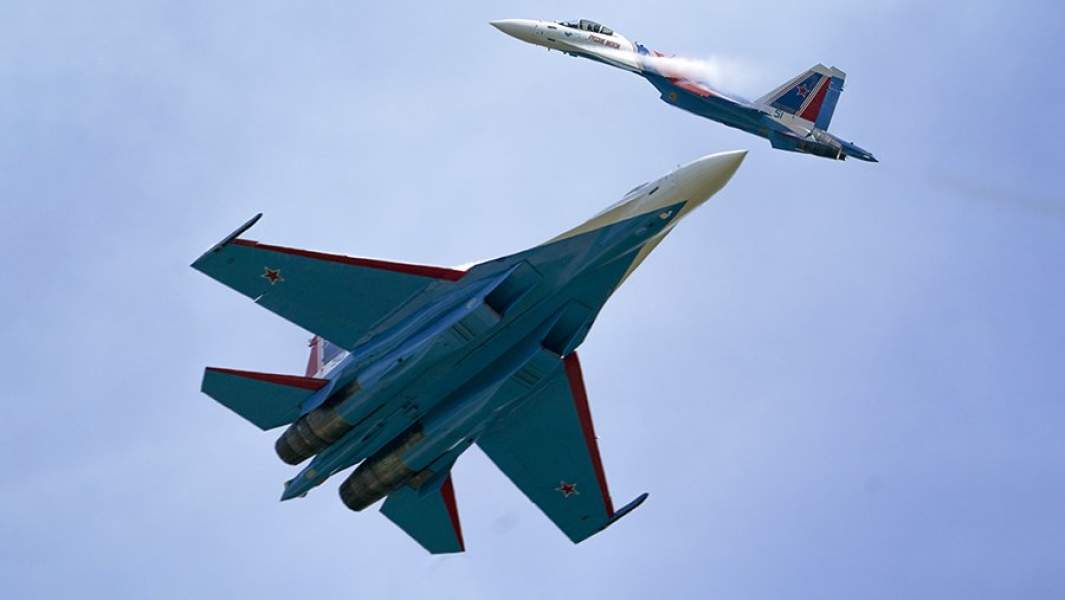 Истребители Су-35С пилотажной группы «Русские витязи» выполняют демонстрационный полет в рамках Международного форума «Армия-2020»