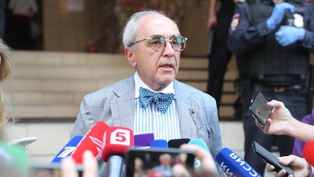  Адвокат семьи погибшего Сергея Захарова Александр Добровинский у здания Пресненского суда после рассмотрениея дела о ДТП со смертельным исходом