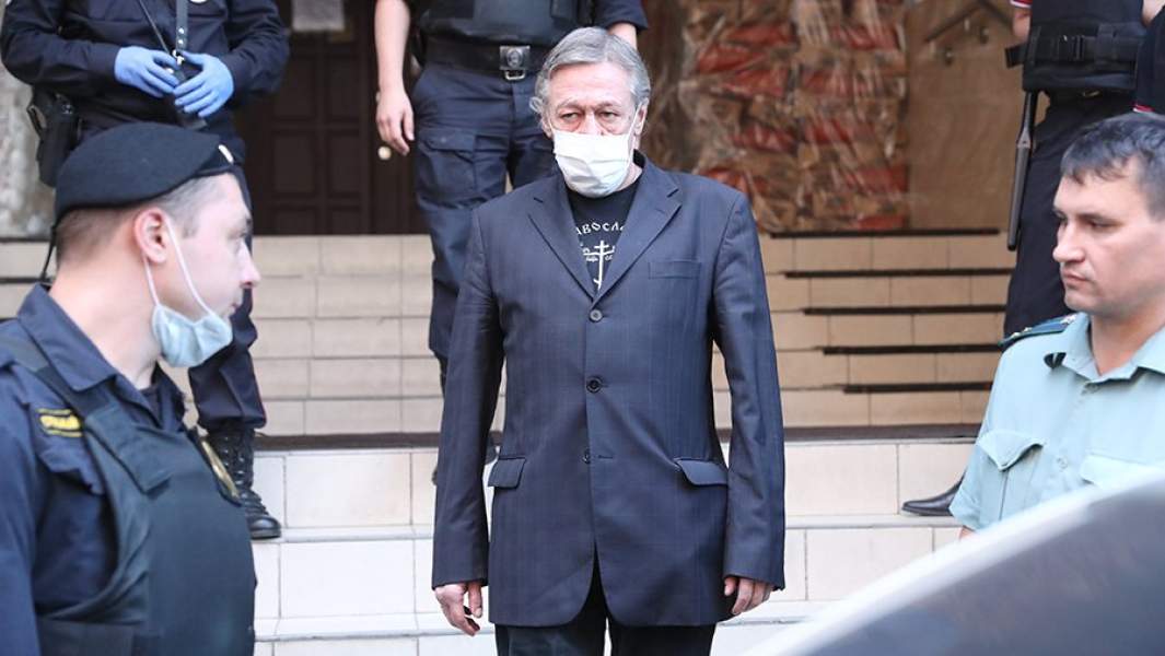 Актер Михаил Ефремов у здания Пресненского суда после рассмотрения дела о ДТП со смертельным исходом